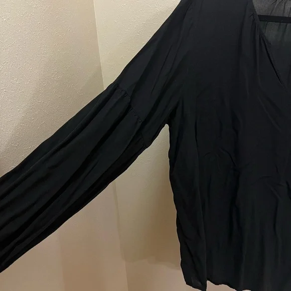 Old Navy Black Women's Blouse - Picture 2 of 6